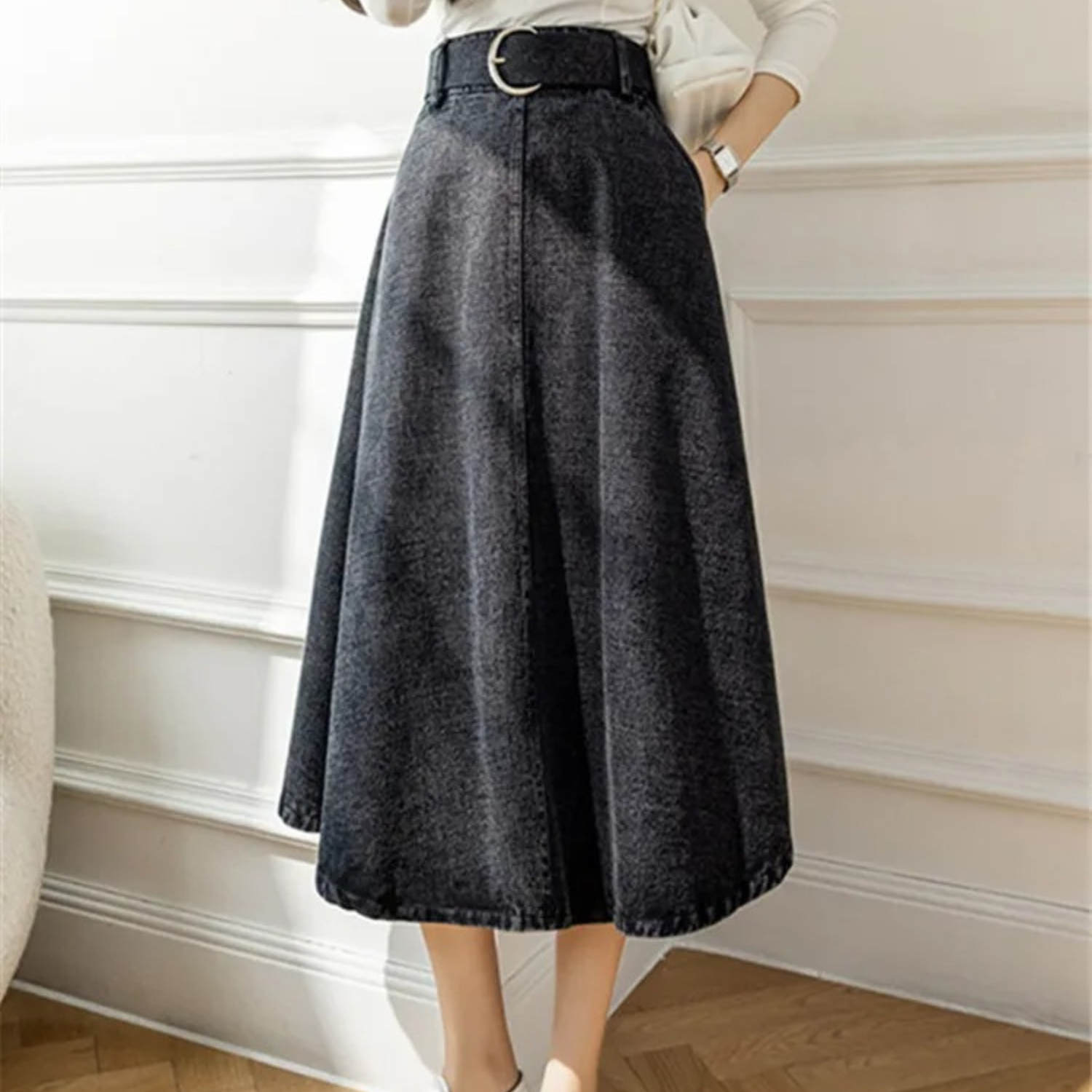 Deze trendy rok combineert een klassieke denim look met een moderne hoge taille, perfect voor een veelzijdige en fashionable outfit.