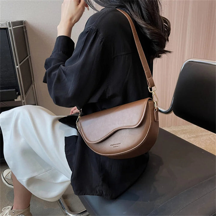 Schoudertas met brede riem – modern en compact