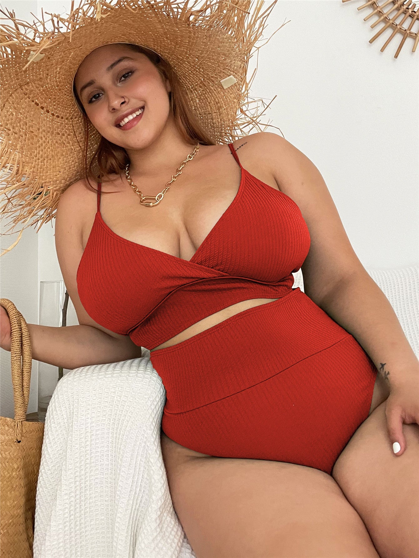 Gemaakt van hoogwaardige materialen voor duurzaamheid en langdurig comfort, is deze bikini set de perfecte keuze voor een modieuze en ontspannen zomer.