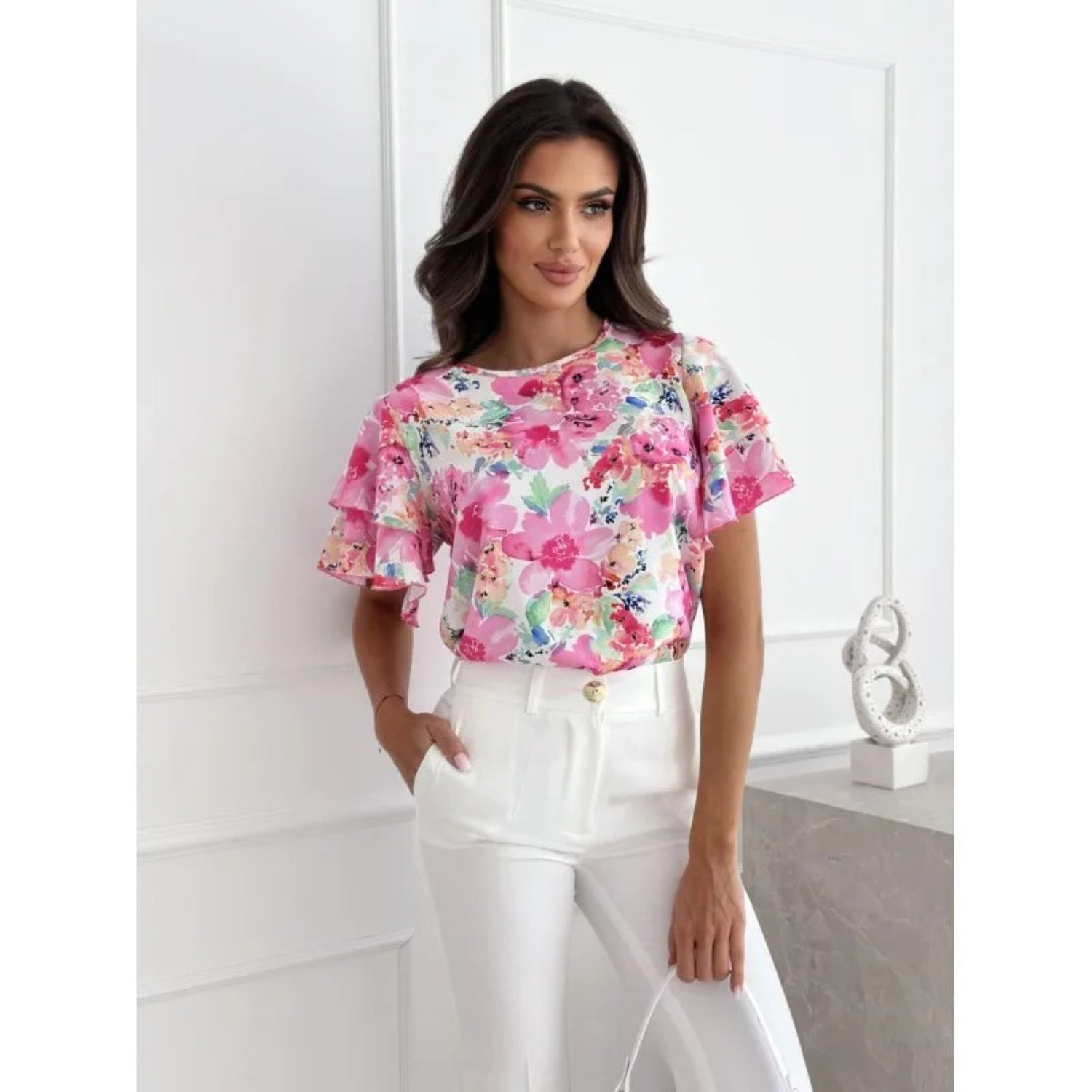 De luchtige stof en het levendige bloemenpatroon maken deze blouse ideaal voor elke casual of semi-formele gelegenheid.