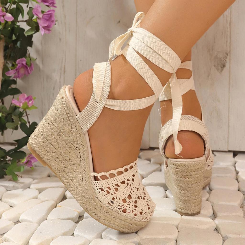 Deze elegante en trendy sandalen zijn perfect voor elke zomerse gelegenheid, van een dagje uit in de stad tot een chique avondfeest.