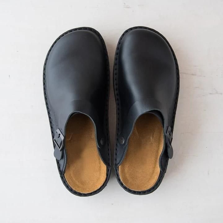  Deze slippers combineren hoogwaardig leer met een verfijnd ontwerp, waardoor ze perfect zijn voor ontspanning in warme zomerdagen. Ervaar luxe en gemak met elke stap die je zet. 