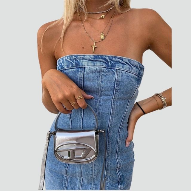 Deze spijkerrok combineert moeiteloos de klassieke stijl van denim met een eigentijds off shoulder ontwerp, waardoor het de perfecte keuze is voor casual en zomerse gelegenheden