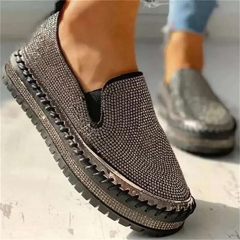 Deze loafers combineren een eigentijds ontwerp met de functionaliteit van een stevige zool, waardoor ze ideaal zijn voor dagelijks gebruik.