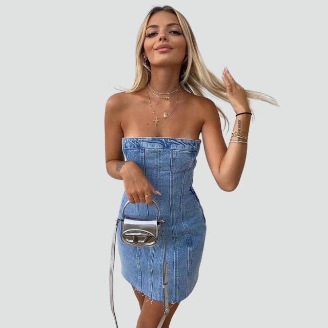 Deze spijkerrok combineert moeiteloos de klassieke stijl van denim met een eigentijds off shoulder ontwerp, waardoor het de perfecte keuze is voor casual en zomerse gelegenheden