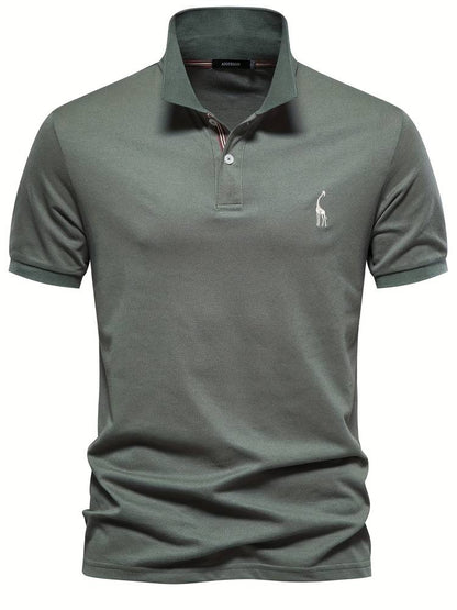 Dit stijlvolle en comfortabele polo shirt is perfect voor warme dagen en biedt een veelzijdige look die zowel casual als semi-formeel gedragen kan worden.