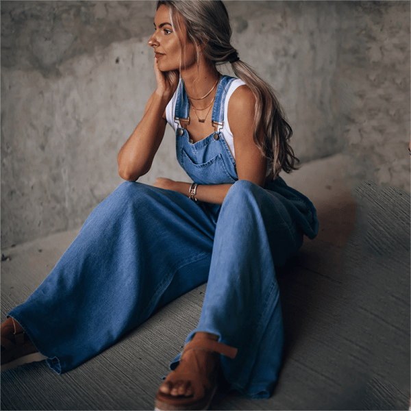 Model draagt denim jumpsuit zomerse overall denim tuinbroek met wijde pijp blauw