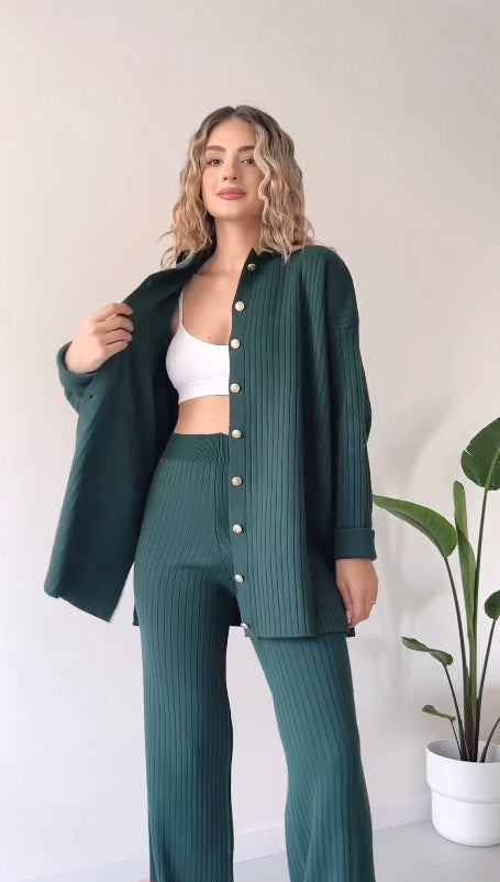 Comfortabele 2-Delige Gebreide Set - Dames aan bij model Groen met knopen comfortabel