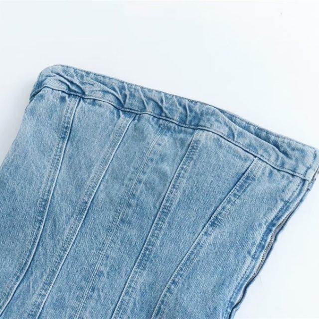 Deze spijkerrok combineert moeiteloos de klassieke stijl van denim met een eigentijds off shoulder ontwerp, waardoor het de perfecte keuze is voor casual en zomerse gelegenheden