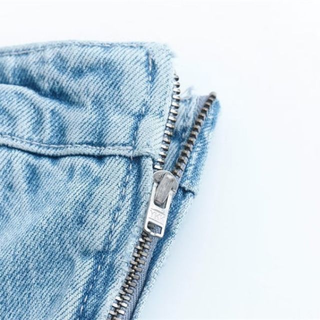 Deze spijkerrok combineert moeiteloos de klassieke stijl van denim met een eigentijds off shoulder ontwerp, waardoor het de perfecte keuze is voor casual en zomerse gelegenheden