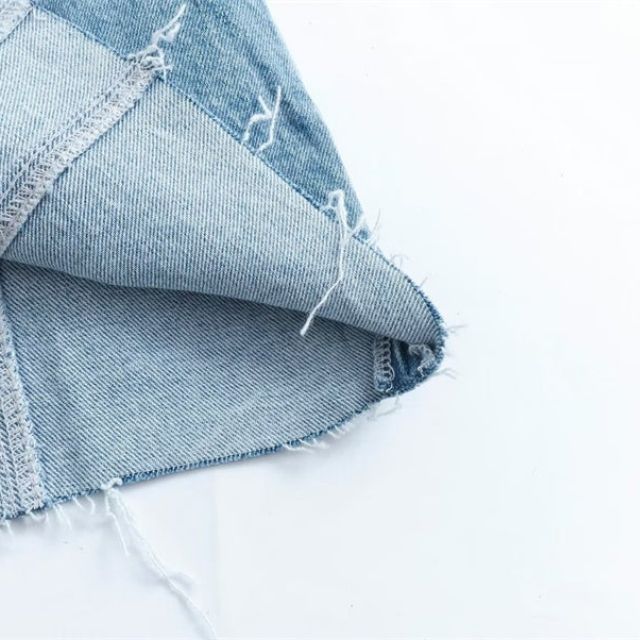 Deze spijkerrok combineert moeiteloos de klassieke stijl van denim met een eigentijds off shoulder ontwerp, waardoor het de perfecte keuze is voor casual en zomerse gelegenheden