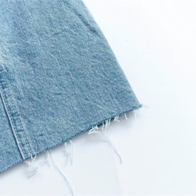 Deze spijkerrok combineert moeiteloos de klassieke stijl van denim met een eigentijds off shoulder ontwerp, waardoor het de perfecte keuze is voor casual en zomerse gelegenheden