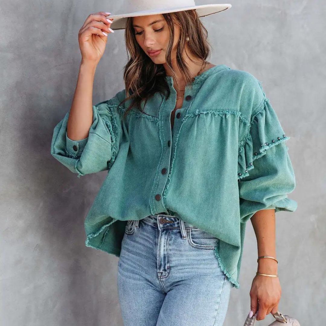 Met zijn trendy oversized pasvorm en duurzame denim stof is dit zomerjasje een must-have.