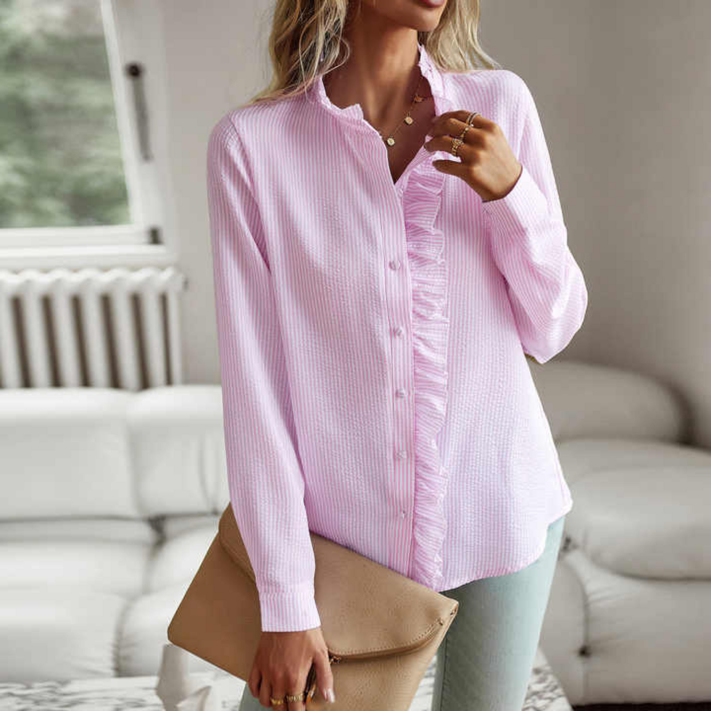 Deze blouse is perfect voor zowel kantoor als casual uitjes, dankzij het stijlvolle ontwerp en de luchtige stof die je koel houdt op warme dagen.