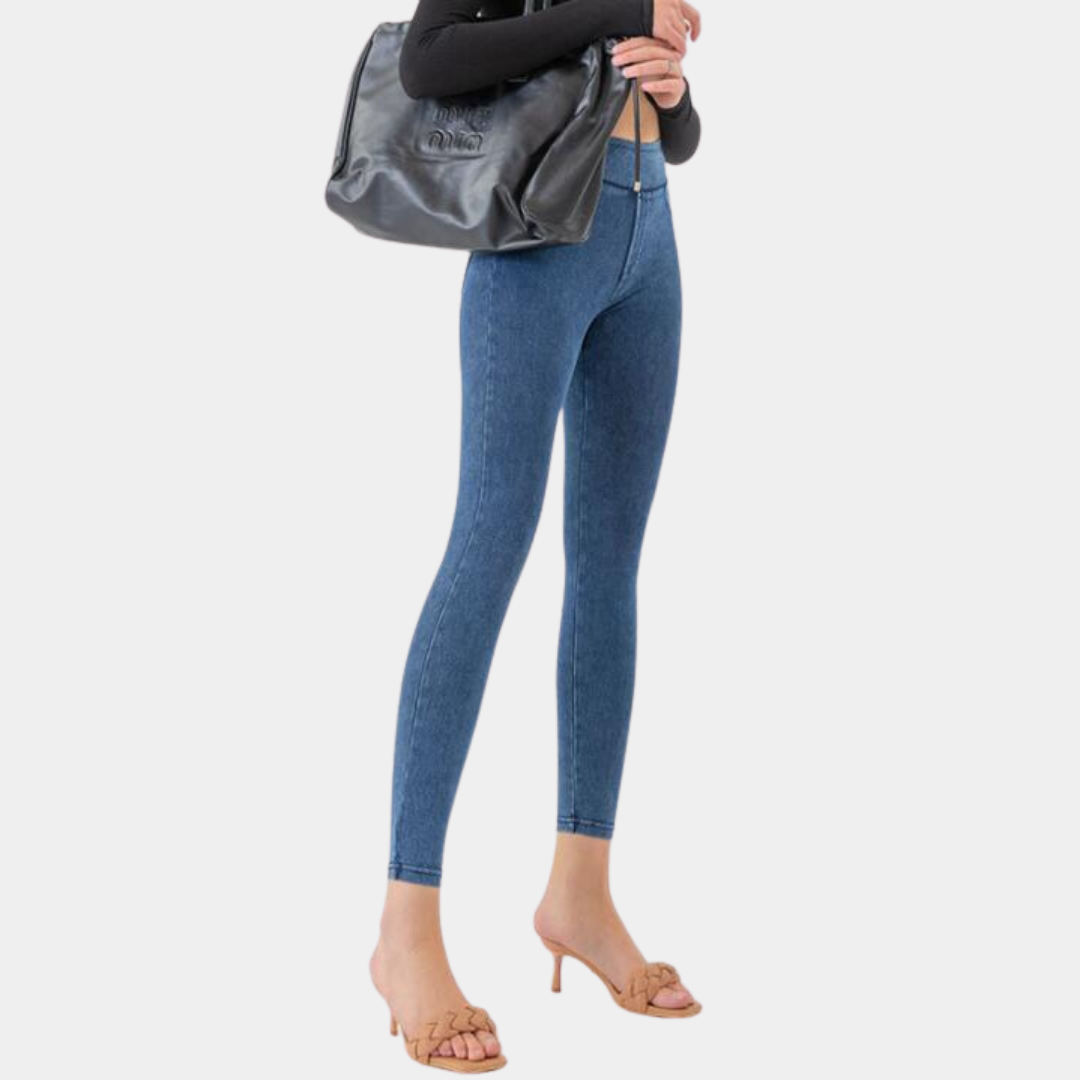 Deze legging is ontworpen om je natuurlijke vorm te accentueren en je de hele dag door een zelfverzekerde uitstraling te geven, terwijl je geniet van ultiem draagcomfort.