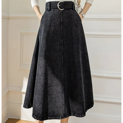 Deze trendy rok combineert een klassieke denim look met een moderne hoge taille, perfect voor een veelzijdige en fashionable outfit.