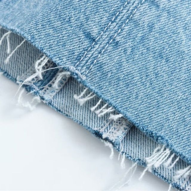 Deze spijkerrok combineert moeiteloos de klassieke stijl van denim met een eigentijds off shoulder ontwerp, waardoor het de perfecte keuze is voor casual en zomerse gelegenheden