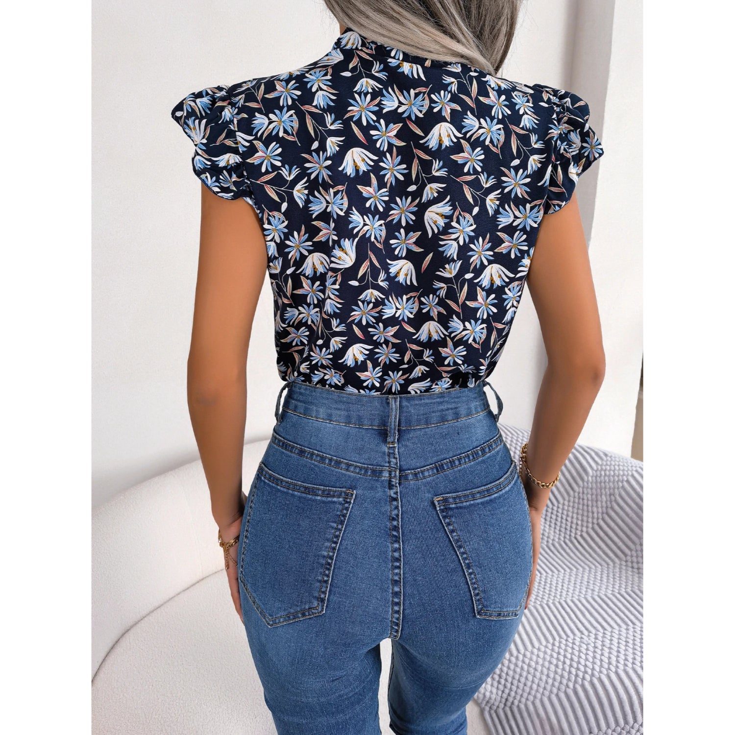 Deze blouse is ontworpen om je een frisse en modieuze look te geven, perfect voor zowel casual als formele zomerse gelegenheden.