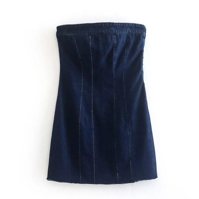 Deze spijkerrok combineert moeiteloos de klassieke stijl van denim met een eigentijds off shoulder ontwerp, waardoor het de perfecte keuze is voor casual en zomerse gelegenheden