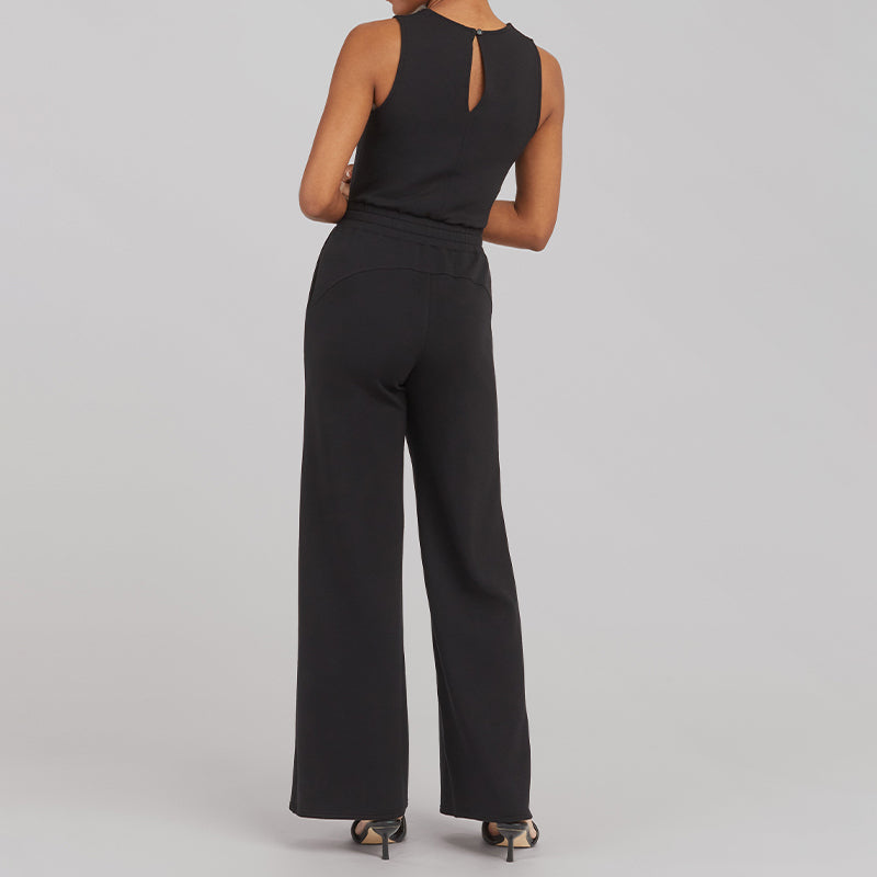 model draagt stijlvolle comfortabele jumpsuit met stretch elastische jumpsuit dames vrijetijdspak met wijde pijp en mouwloze top verstelbare striksluiting zwart