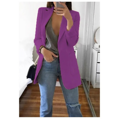 Deze blazer voegt een vleugje kleur toe aan je outfit terwijl het je beschermt tegen frissere avonden en binnenruimtes.