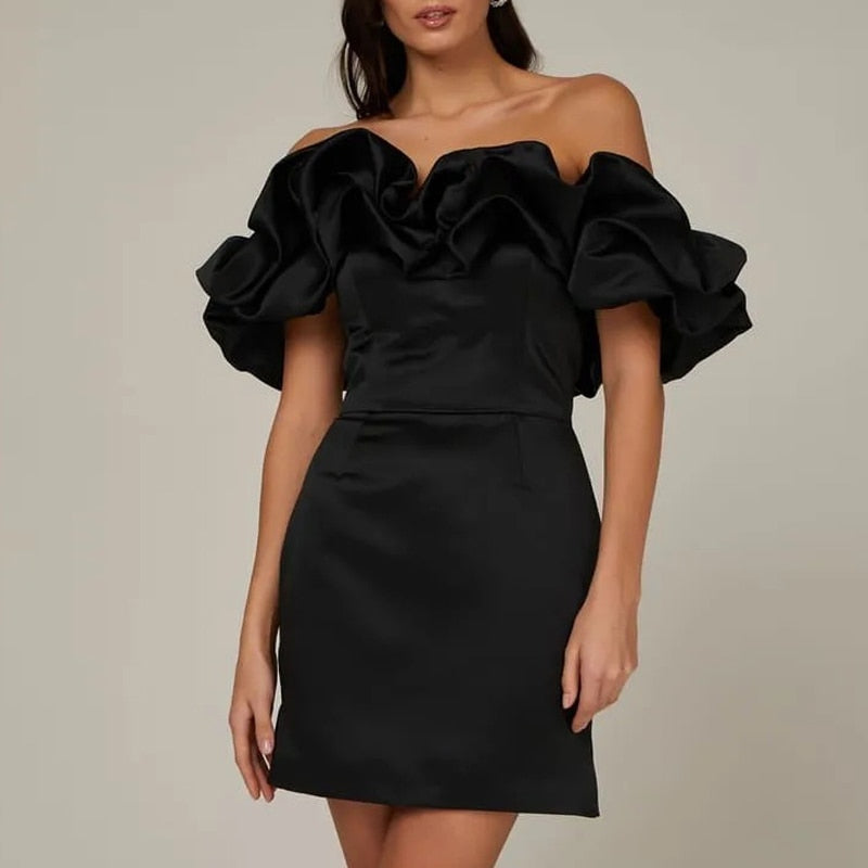 Deze adembenemende jurk combineert een trendy off shoulder ontwerp met luxe satijnen stof en elegante ruches, perfect voor zonnige dagen en zwoele avonden.