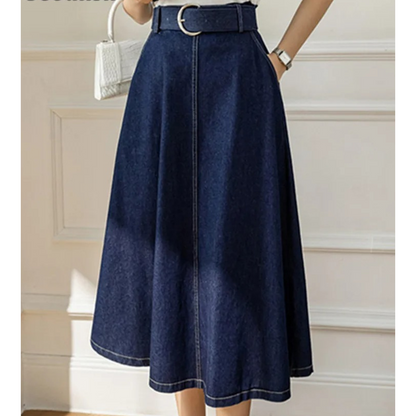 Deze trendy rok combineert een klassieke denim look met een moderne hoge taille, perfect voor een veelzijdige en fashionable outfit.