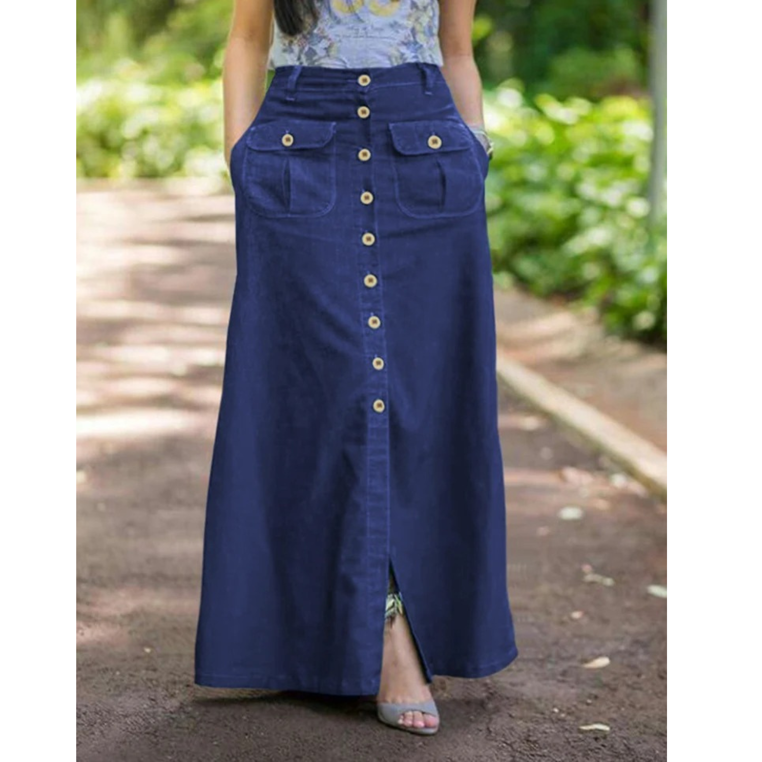  Deze elegante rok combineert het casual karakter van denim met een verfijnde maxi-lengte, perfect voor elke zomerse gelegenheid. 