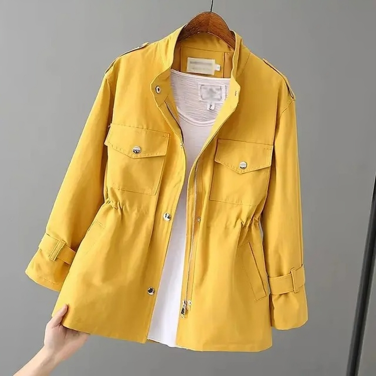 Deze trenchcoat van lichtgewicht en ademend materiaal biedt comfort en stijl voor warmere dagen.