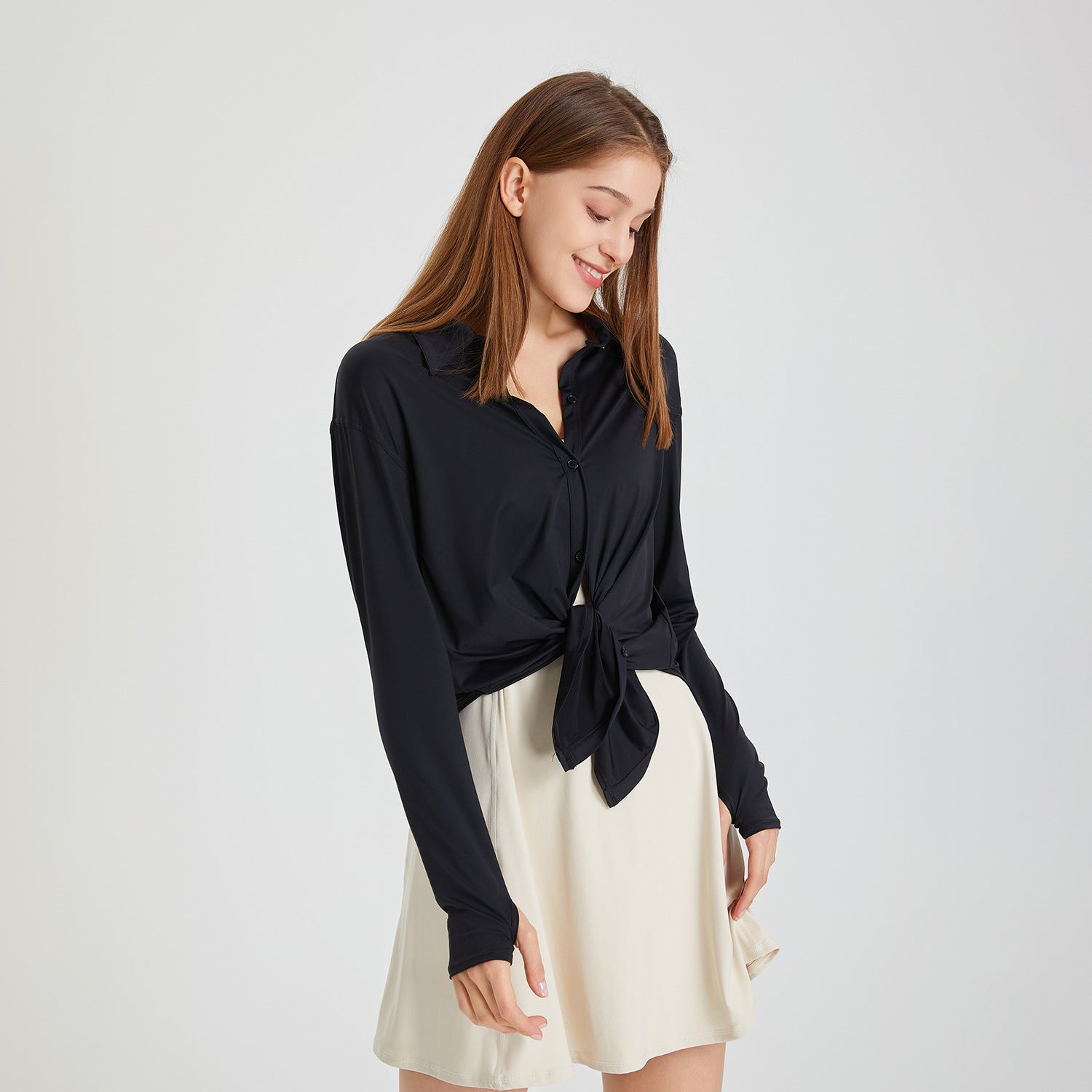 Deze blouse combineert tijdloze stijl met ultiem comfort, waardoor het perfect is voor warme dagen en veelzijdig genoeg voor diverse gelegenheden.