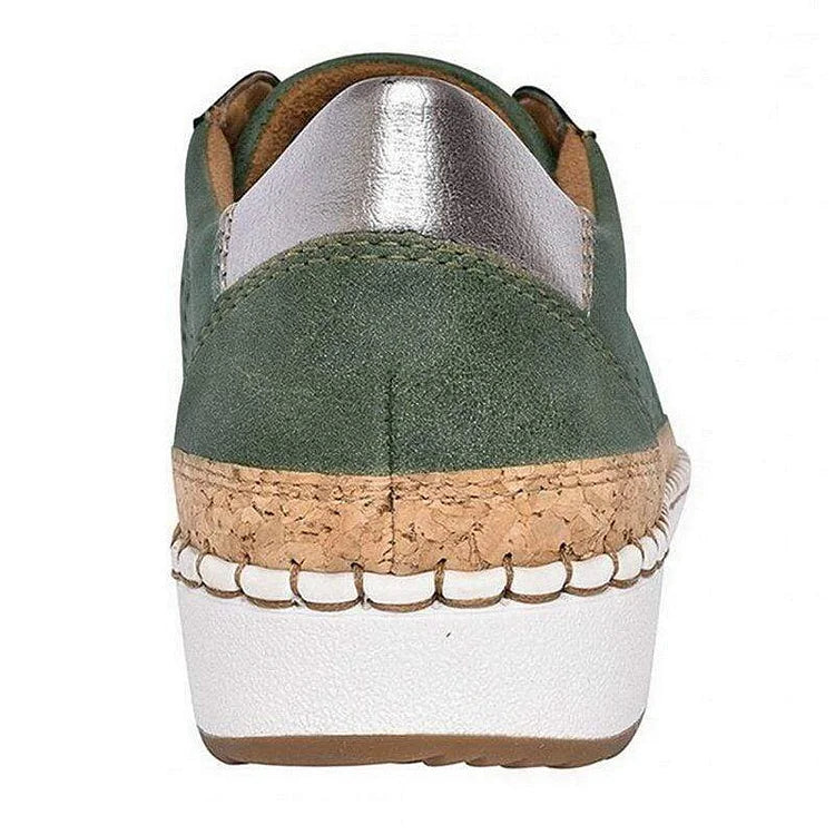 Model draagt ondersteunden orthopedische casual dames schoenen snealers flats vrouwen loafers instappers met elastische sluiting met witte zool groen