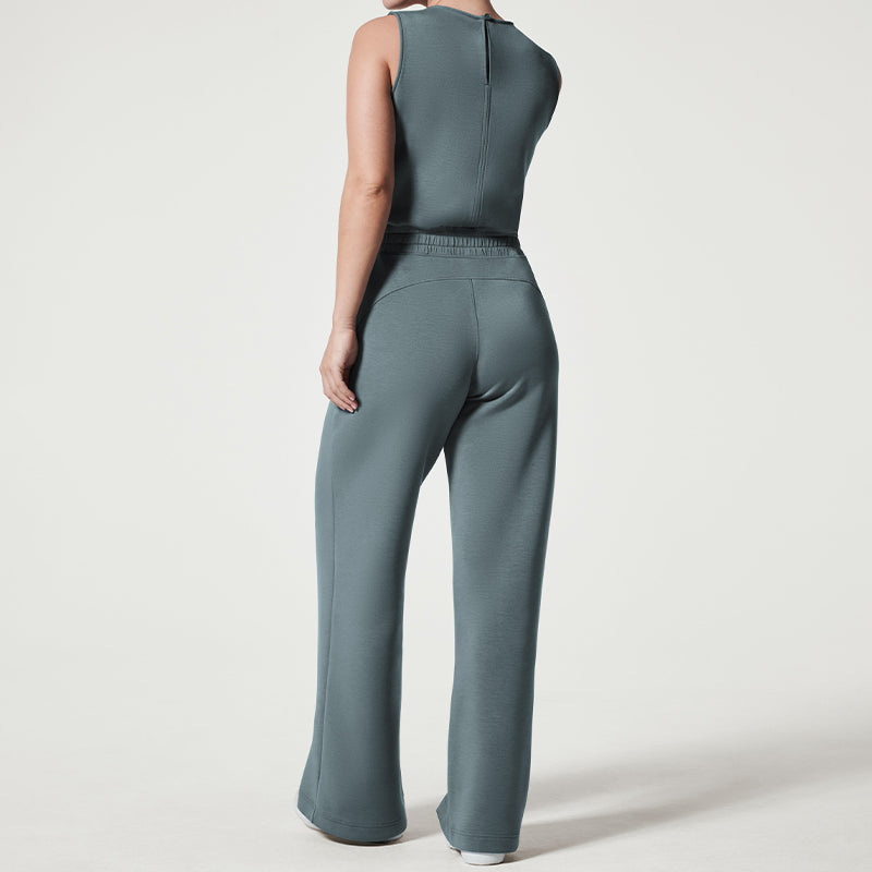 model draagt stijlvolle comfortabele jumpsuit met stretch elastische jumpsuit dames vrijetijdspak met wijde pijp en mouwloze top verstelbare striksluiting blauw