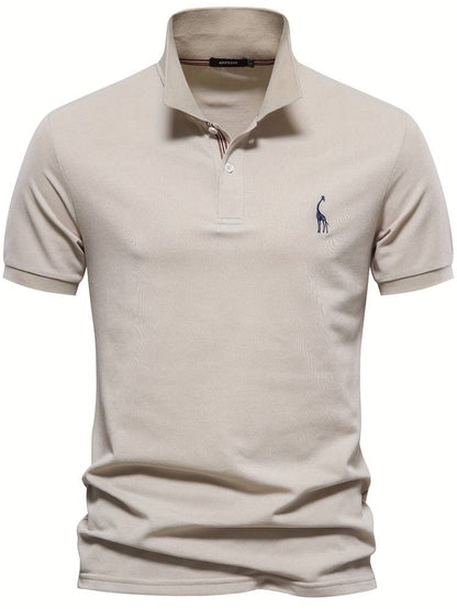 Dit stijlvolle en comfortabele polo shirt is perfect voor warme dagen en biedt een veelzijdige look die zowel casual als semi-formeel gedragen kan worden.