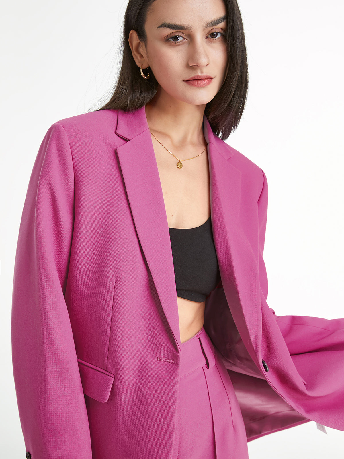 model draagt casual blazer jasje dames zomerjas vrouwen voorjaarsjas een knoop sluiting lange mouwen roze