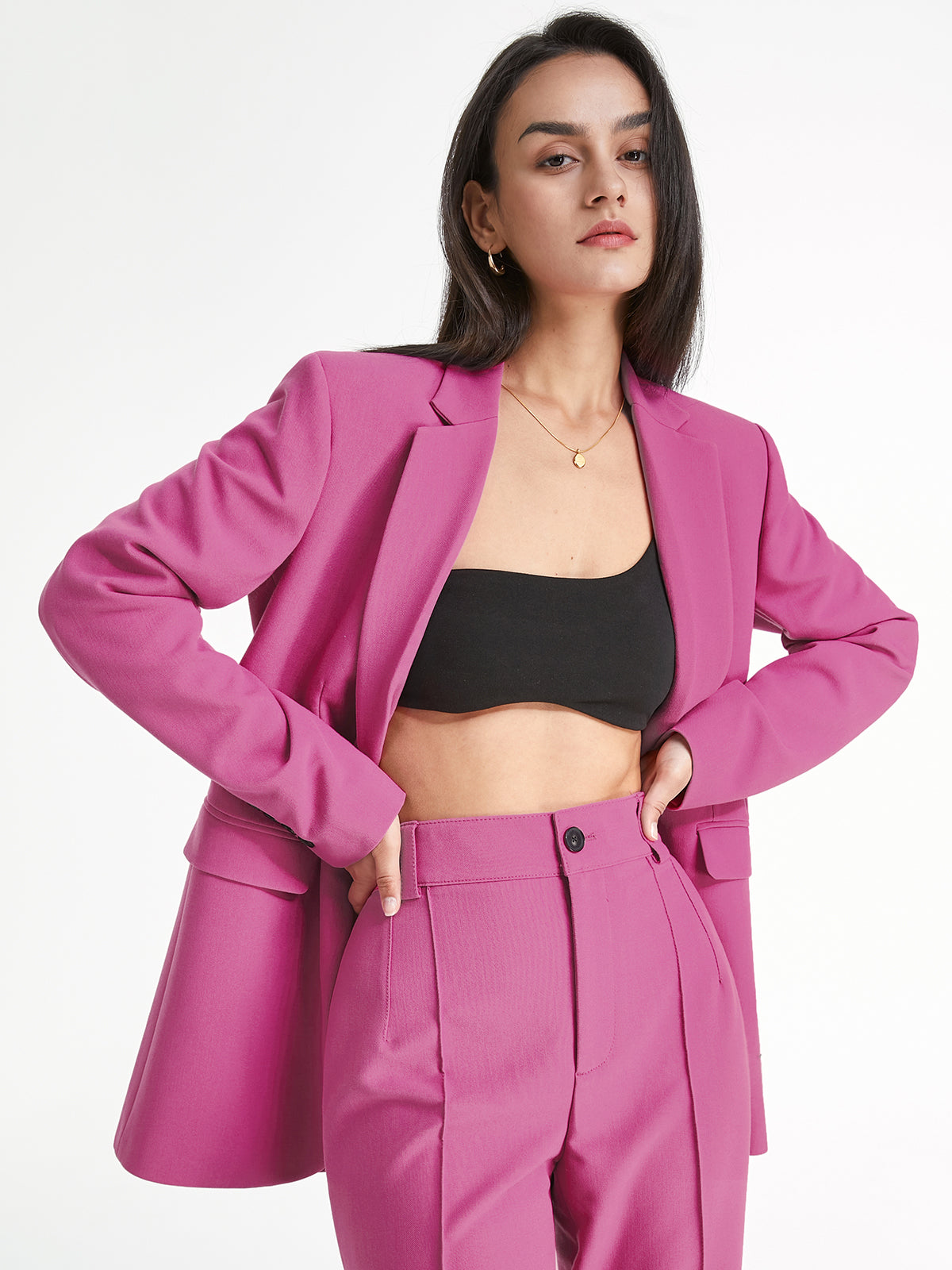 model draagt casual blazer jasje dames zomerjas vrouwen voorjaarsjas een knoop sluiting lange mouwen roze