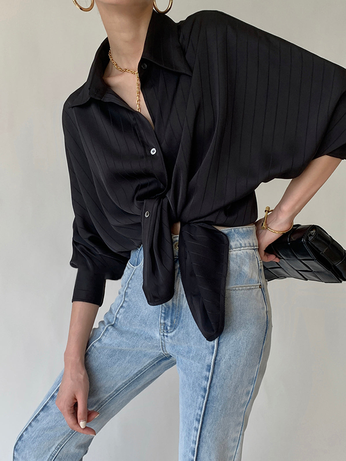 Model draagt oversized losse top blouse dames met streeppatroon casual zakelijk dunne stof zomer lente voorjaar shirt vrouwen zwart