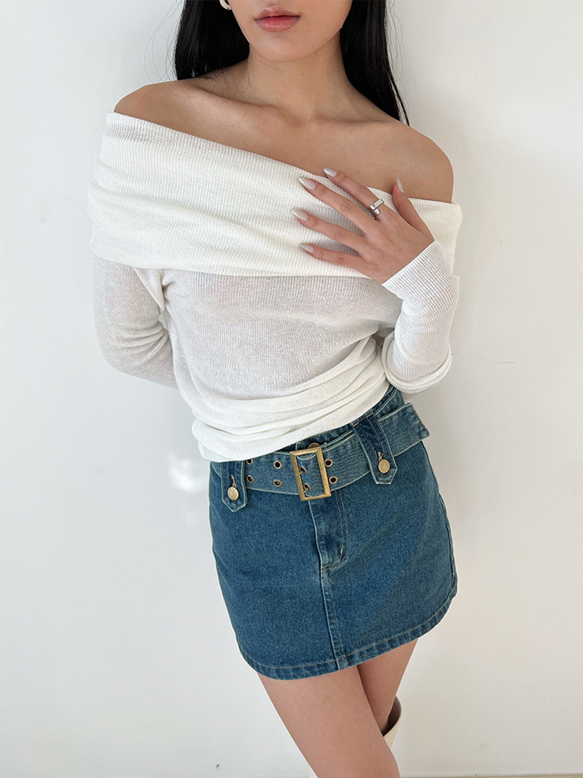 Model draagt off shoulder top gevouwen open schouder shirt met lange mouwen dunne stof asymmetrisch wit