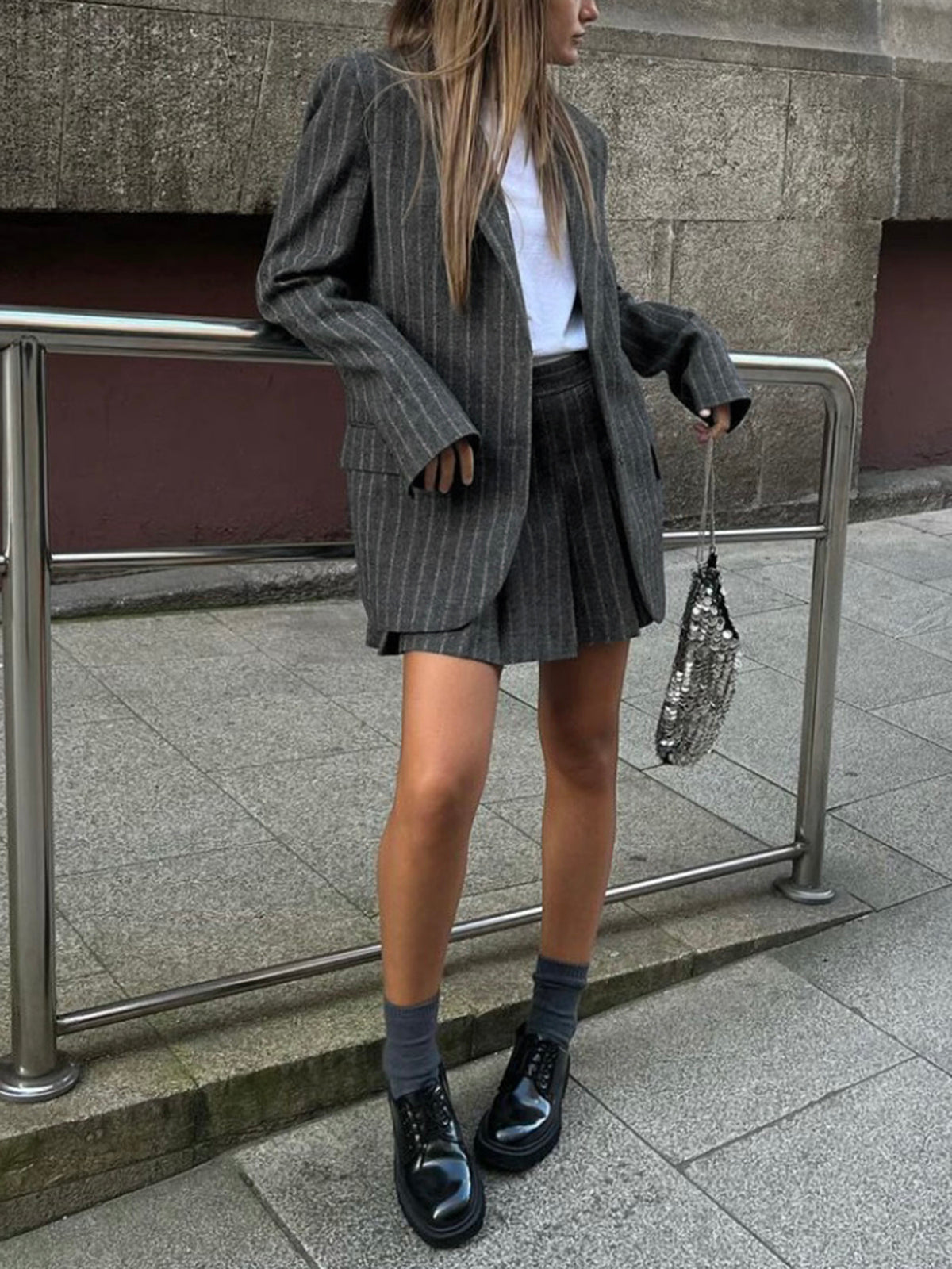 Model draagt casual zakelijk gestreepte blazer met dubbele knoopsluiting modieus set elegante zomerjas voorjaarsjas grijs