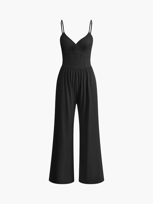 Deze chique jumpsuit is ideaal voor warme dagen en zwoele avonden, en biedt een flatterende pasvorm die je figuur prachtig accentueert.