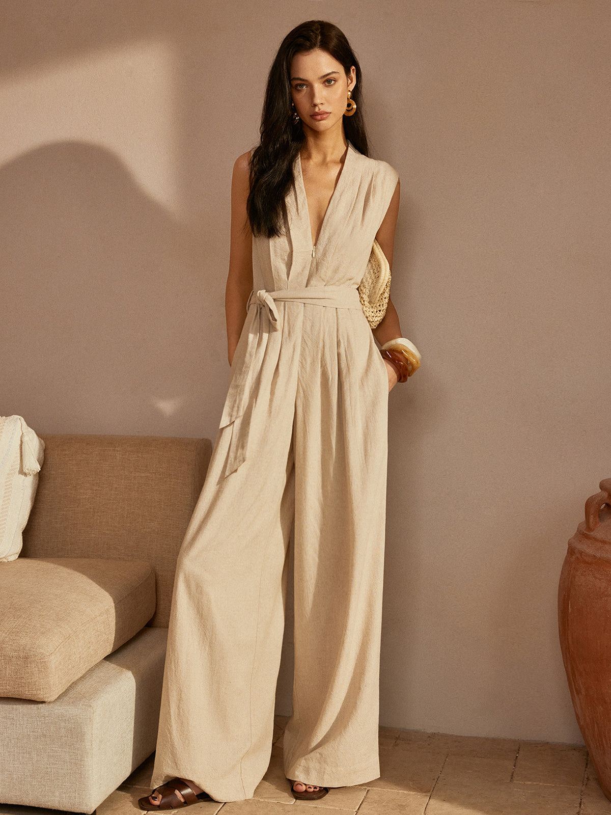 Deze elegante en comfortabele jumpsuit is perfect voor vrouwen die een chique en moeiteloze look willen tijdens warme zomerdagen.