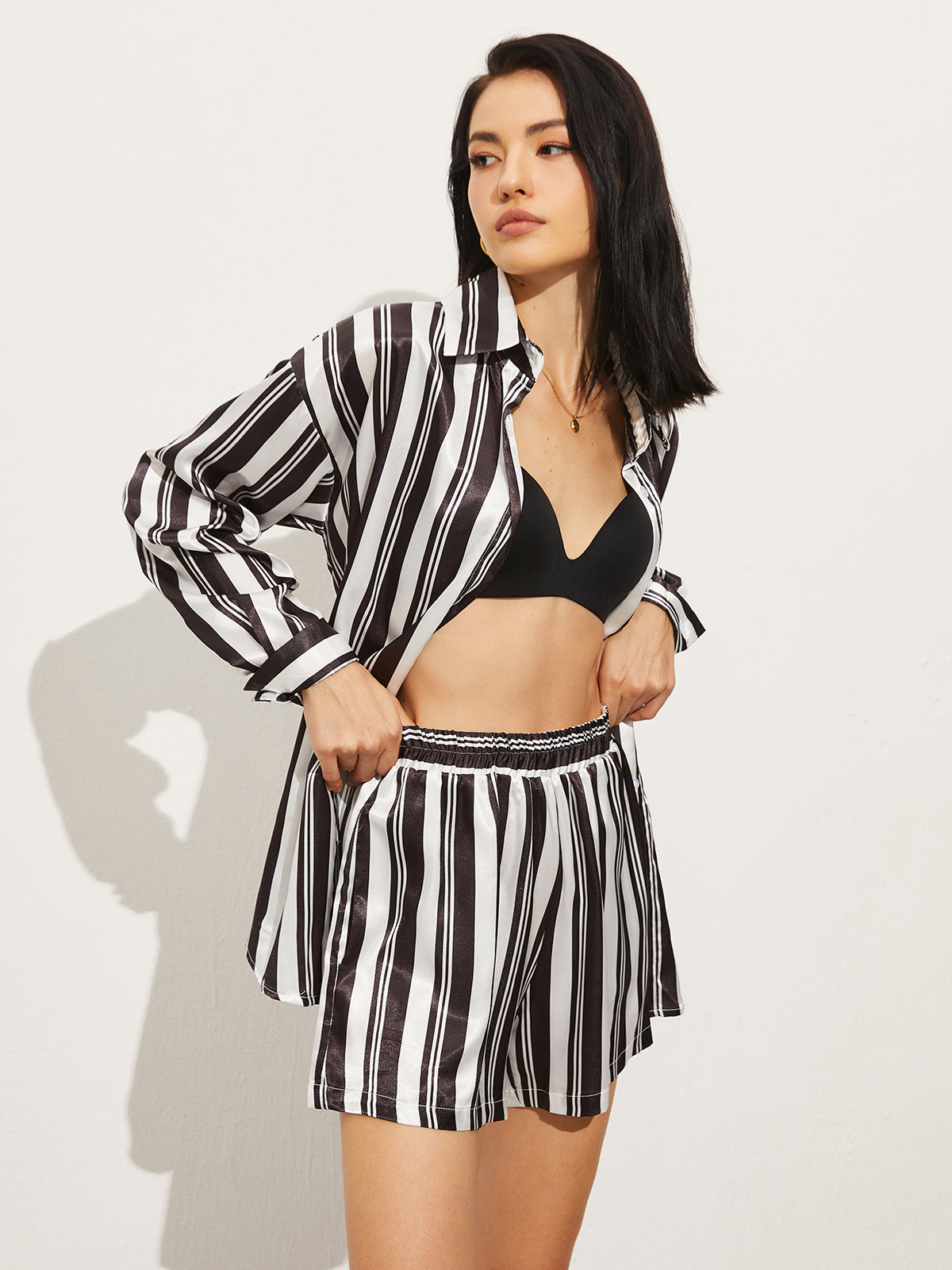 Deze trendy en comfortabele set, bestaande uit een oversized top en bijpassende broek, is perfect voor een ontspannen en stijlvolle zomerdag.