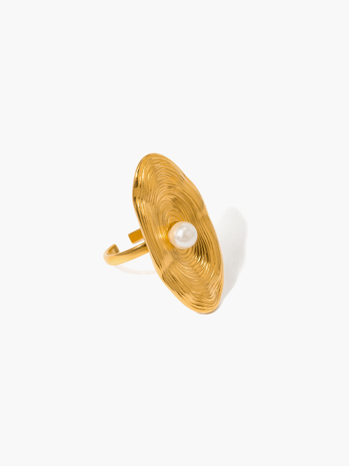 Deze elegante ring combineert de tijdloze schoonheid van goud met de natuurlijke pracht van een parel, ideaal voor het toevoegen van een vleugje luxe aan elke outfit.