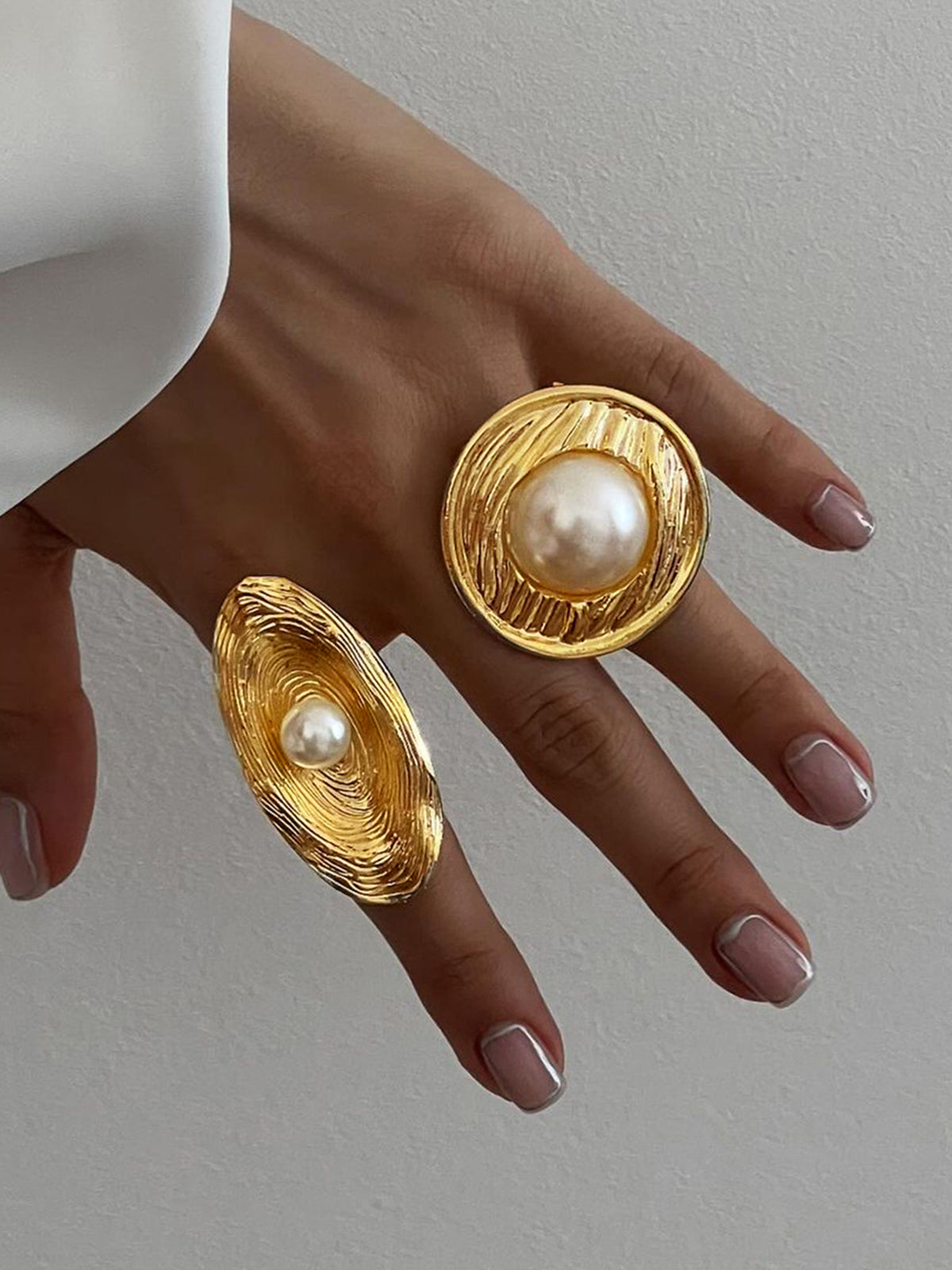 Deze elegante ring combineert de tijdloze schoonheid van goud met de natuurlijke pracht van een parel, ideaal voor het toevoegen van een vleugje luxe aan elke outfit.