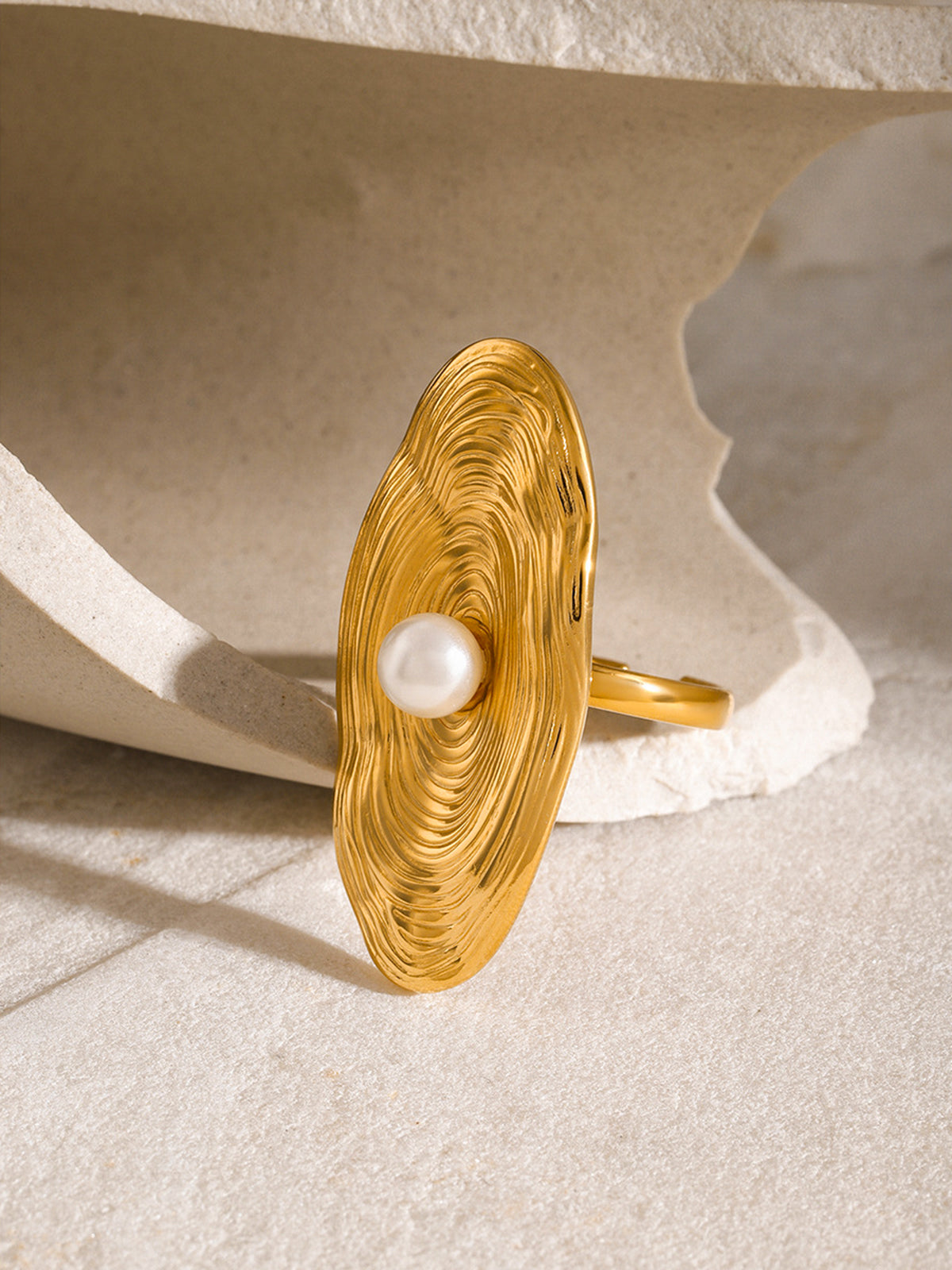 Deze elegante ring combineert de tijdloze schoonheid van goud met de natuurlijke pracht van een parel, ideaal voor het toevoegen van een vleugje luxe aan elke outfit.