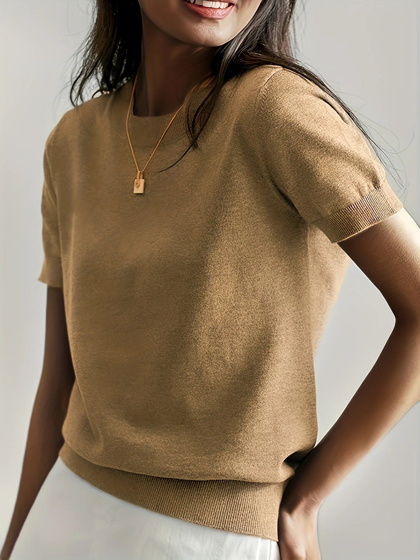 Model draagt Casual trui met korte mouwen voor lente en zomer voorjaar met ketting beige