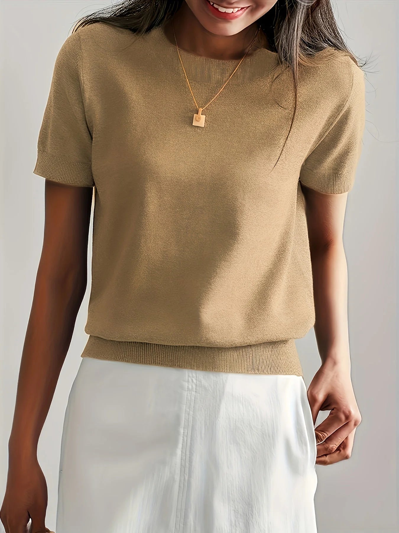 Model draagt Casual trui met korte mouwen voor lente en zomer voorjaar met ketting beige