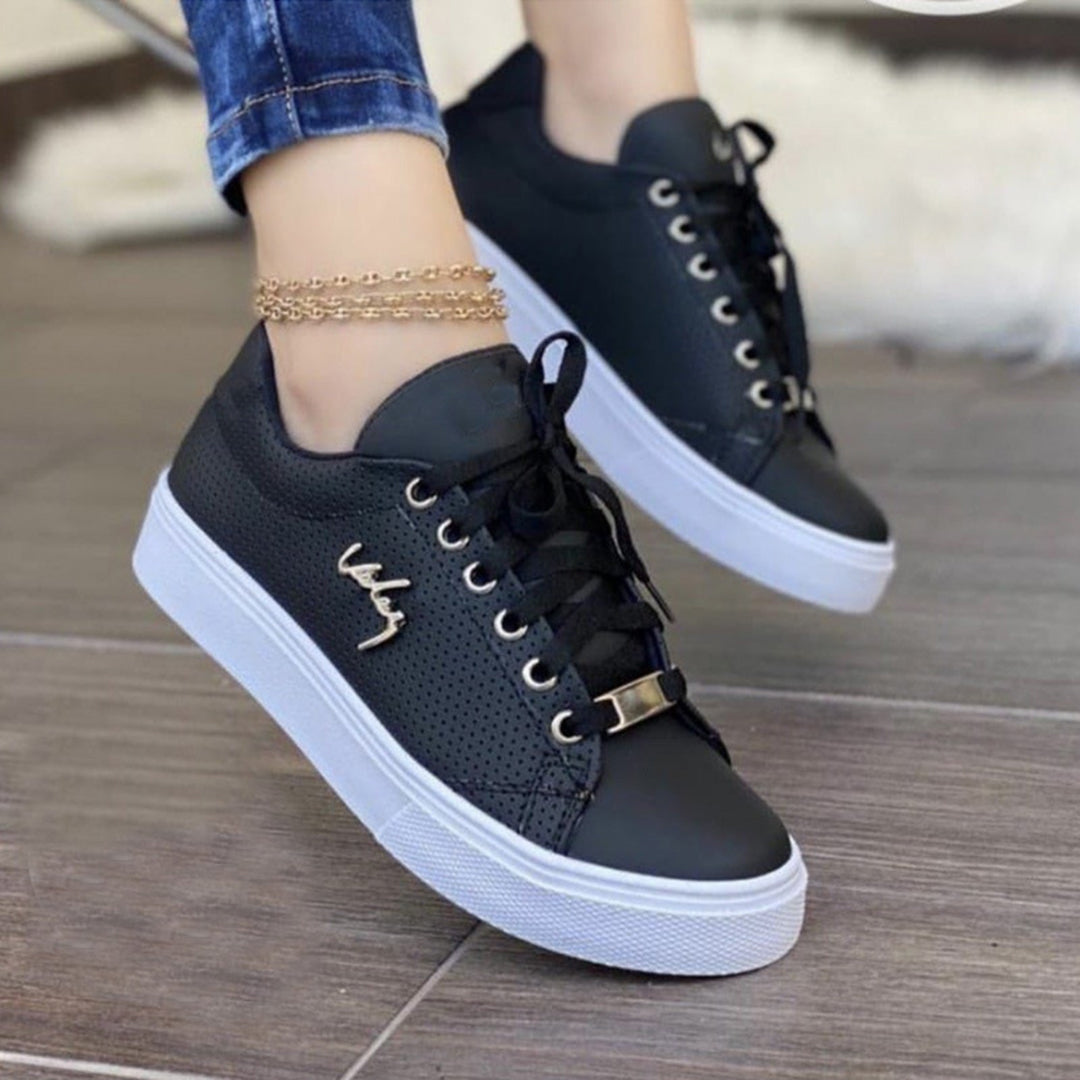 Gemaakt met hoogwaardig leer en ontworpen voor ultiem draagcomfort, zijn deze sneakers de perfecte keuze voor een moeiteloze en trendy zomerlook.