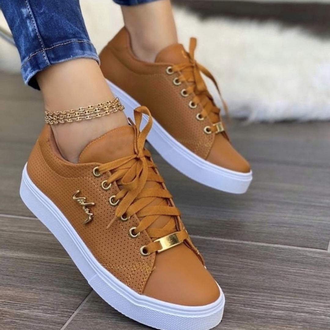 Gemaakt met hoogwaardig leer en ontworpen voor ultiem draagcomfort, zijn deze sneakers de perfecte keuze voor een moeiteloze en trendy zomerlook.