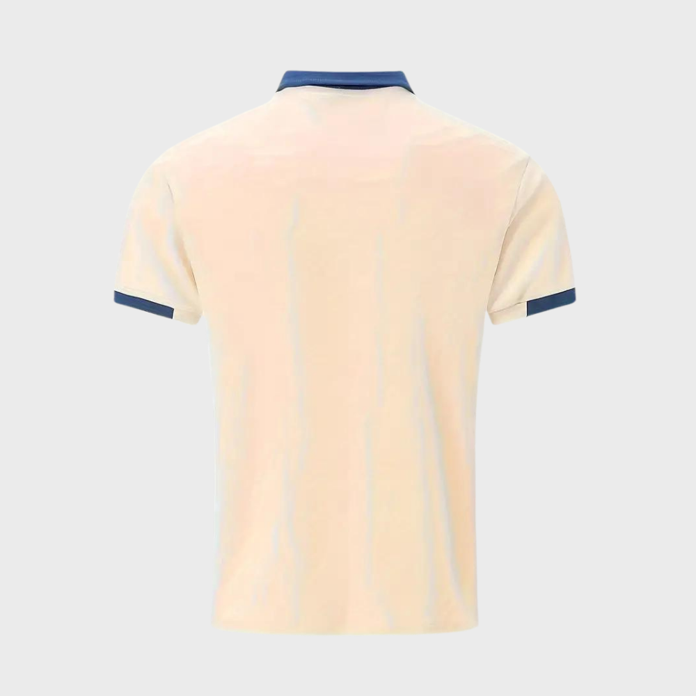 Dit trendy poloshirt is perfect voor warme zomerdagen en biedt een slanke, moderne pasvorm die zowel casual als elegant gedragen kan worden.