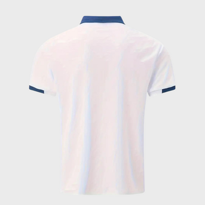 Dit trendy poloshirt is perfect voor warme zomerdagen en biedt een slanke, moderne pasvorm die zowel casual als elegant gedragen kan worden.